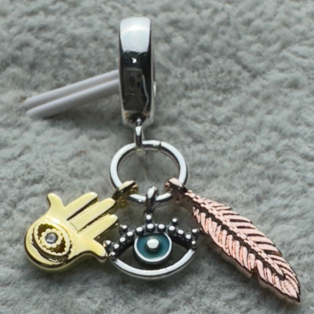 Charm Colgante Triple Mano De Hamsa (Fátima), Ojo Y Pluma Pandora Vista Frontal