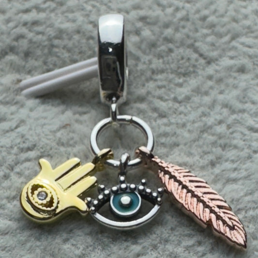 Charm Colgante Triple Mano De Hamsa (Fátima), Ojo Y Pluma Pandora Vista Frontal
