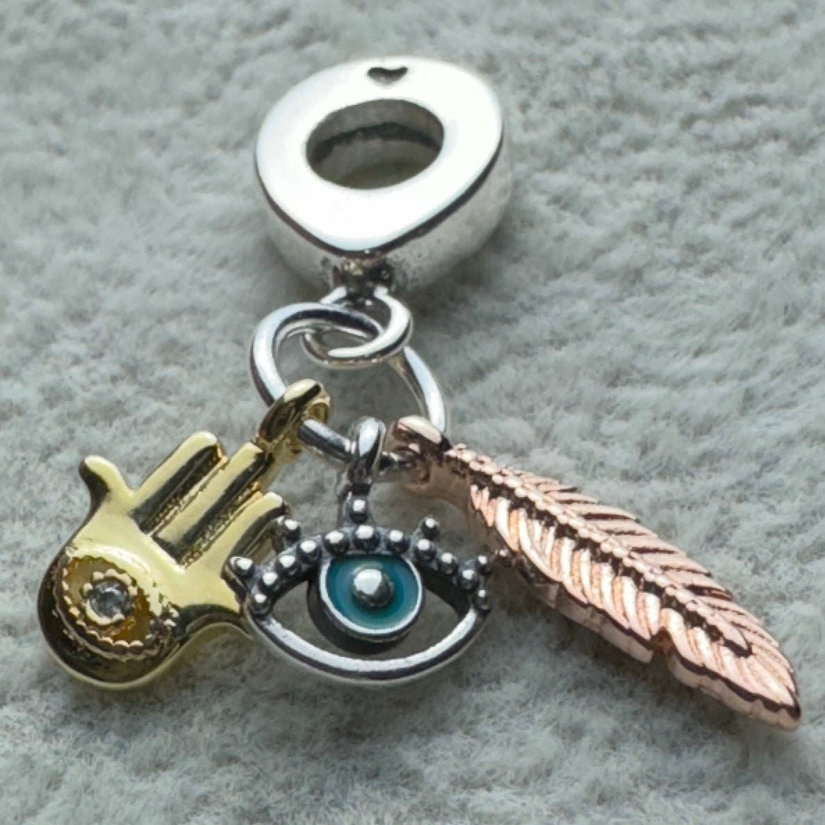 Charm Colgante Triple Mano De Hamsa (Fátima), Ojo Y Pluma Pandora Vista Del Costado