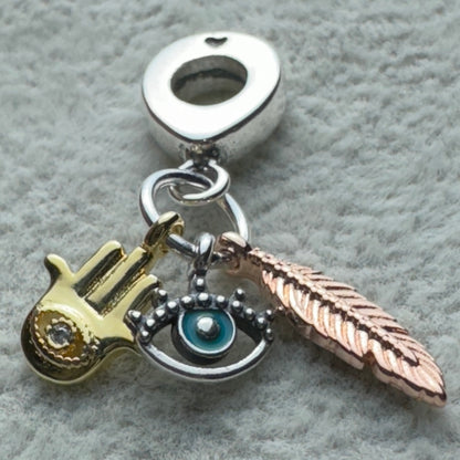 Charm Colgante Triple Mano De Hamsa (Fátima), Ojo Y Pluma Pandora Vista Del Costado