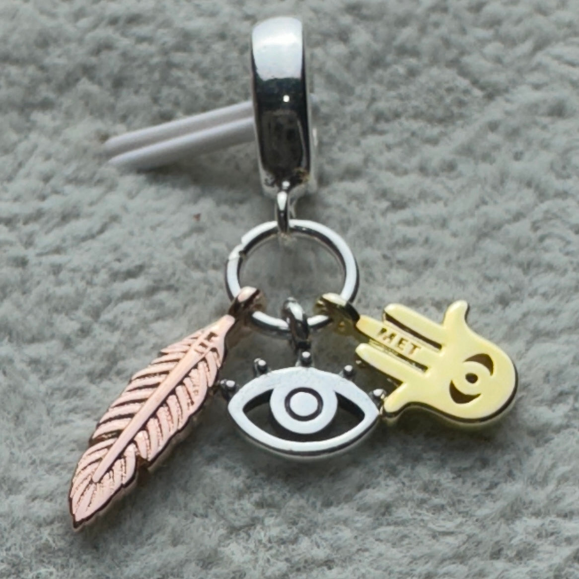 Charm Colgante Triple Mano De Hamsa (Fátima), Ojo Y Pluma Pandora Vista Desde Atrás