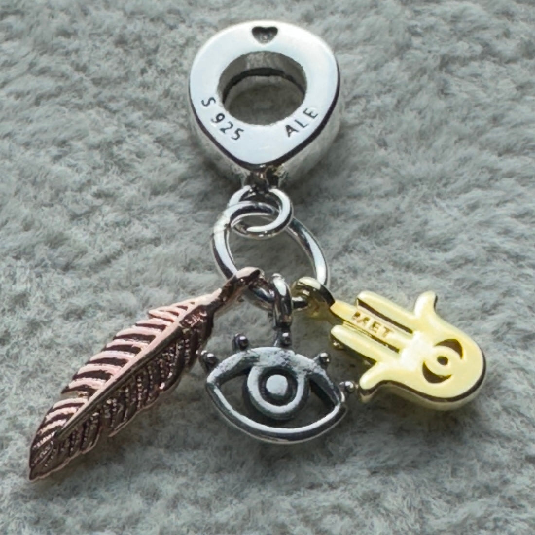 Charm Colgante Triple Mano De Hamsa (Fátima), Ojo Y Pluma Pandora Vista Lateral