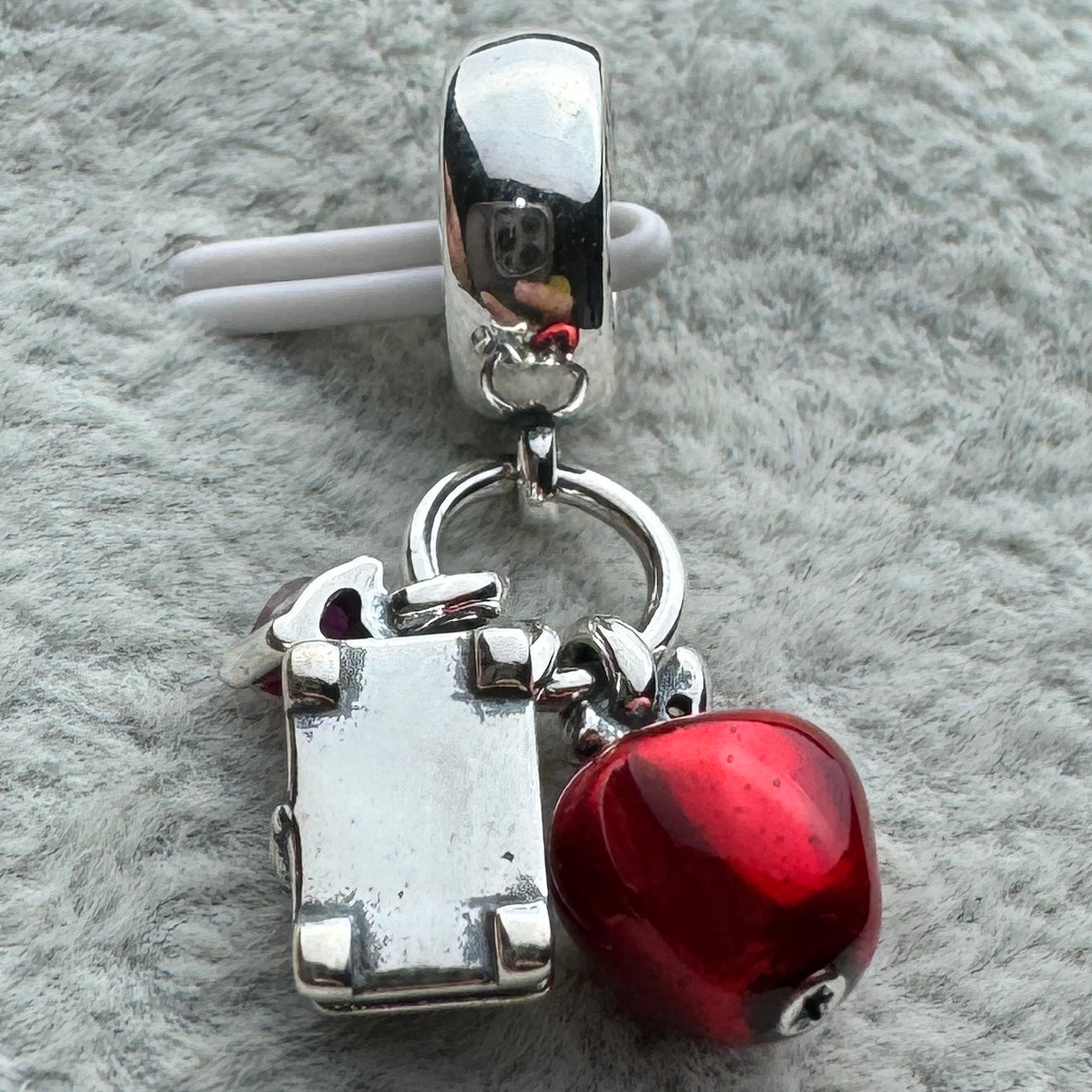 Charm Colgante Triple Manzana, Gema Y Cofre Princesa Blanca Nieves Disney Pandora Vista Desde Atrás