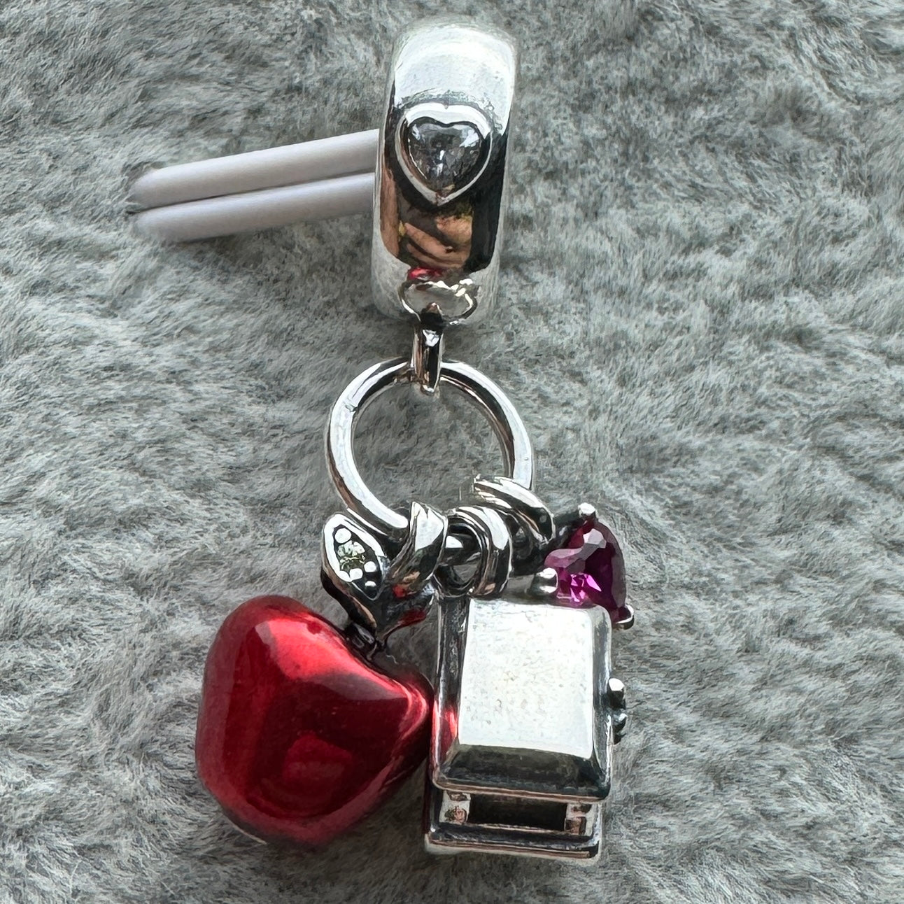 Charm Colgante Triple Manzana, Gema Y Cofre Princesa Blanca Nieves Disney Pandora Vista Frontal