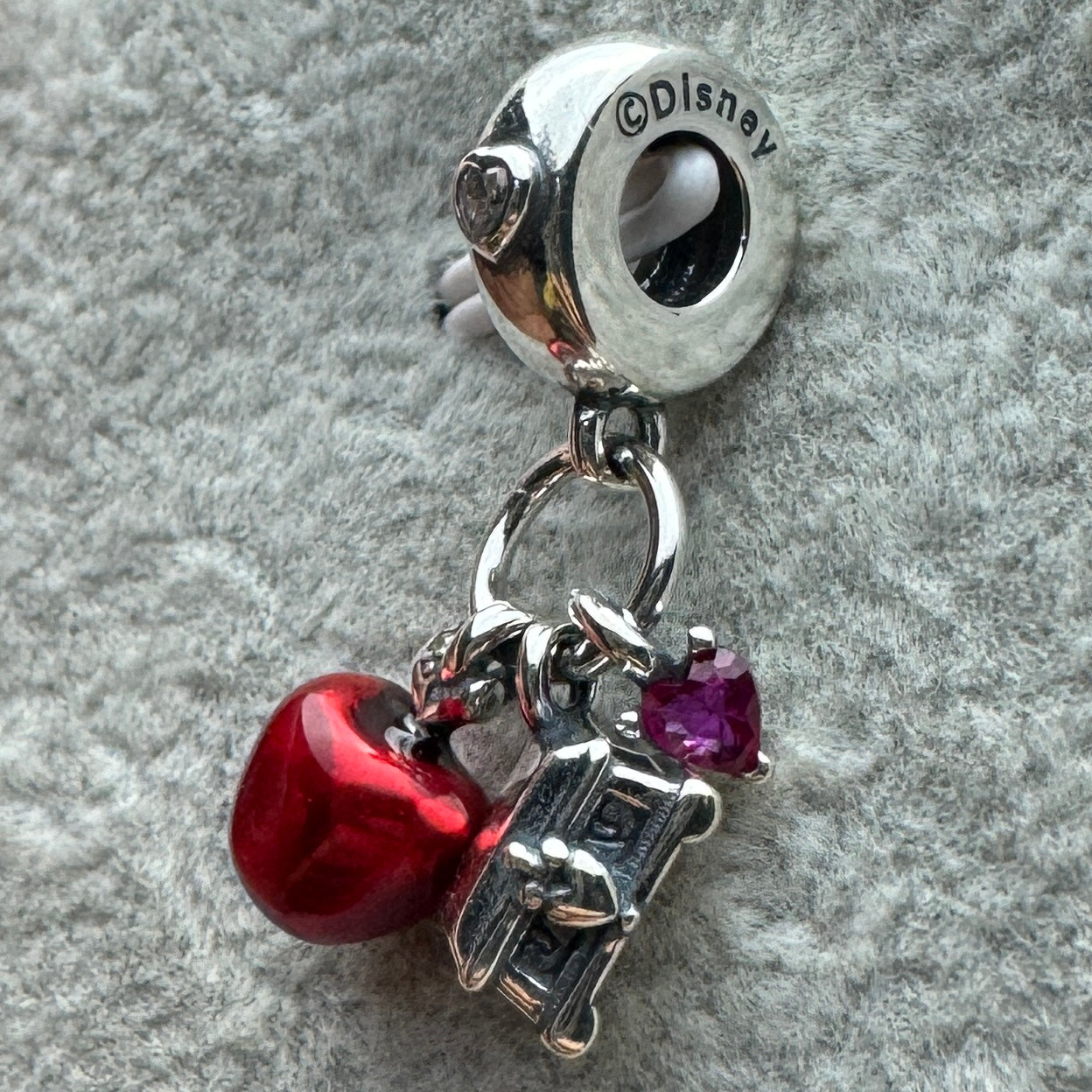 Charm Colgante Triple Manzana, Gema Y Cofre Princesa Blanca Nieves Disney Pandora Vista Lateral