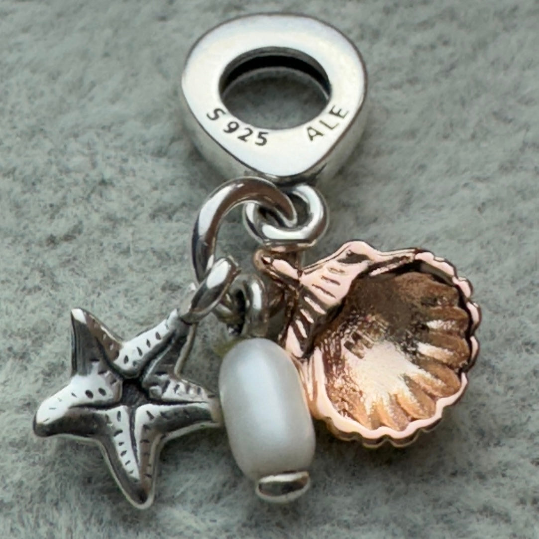Charm Colgante Triple Mar Concha, Perla Y Estrella Pandora Vista Del Costado