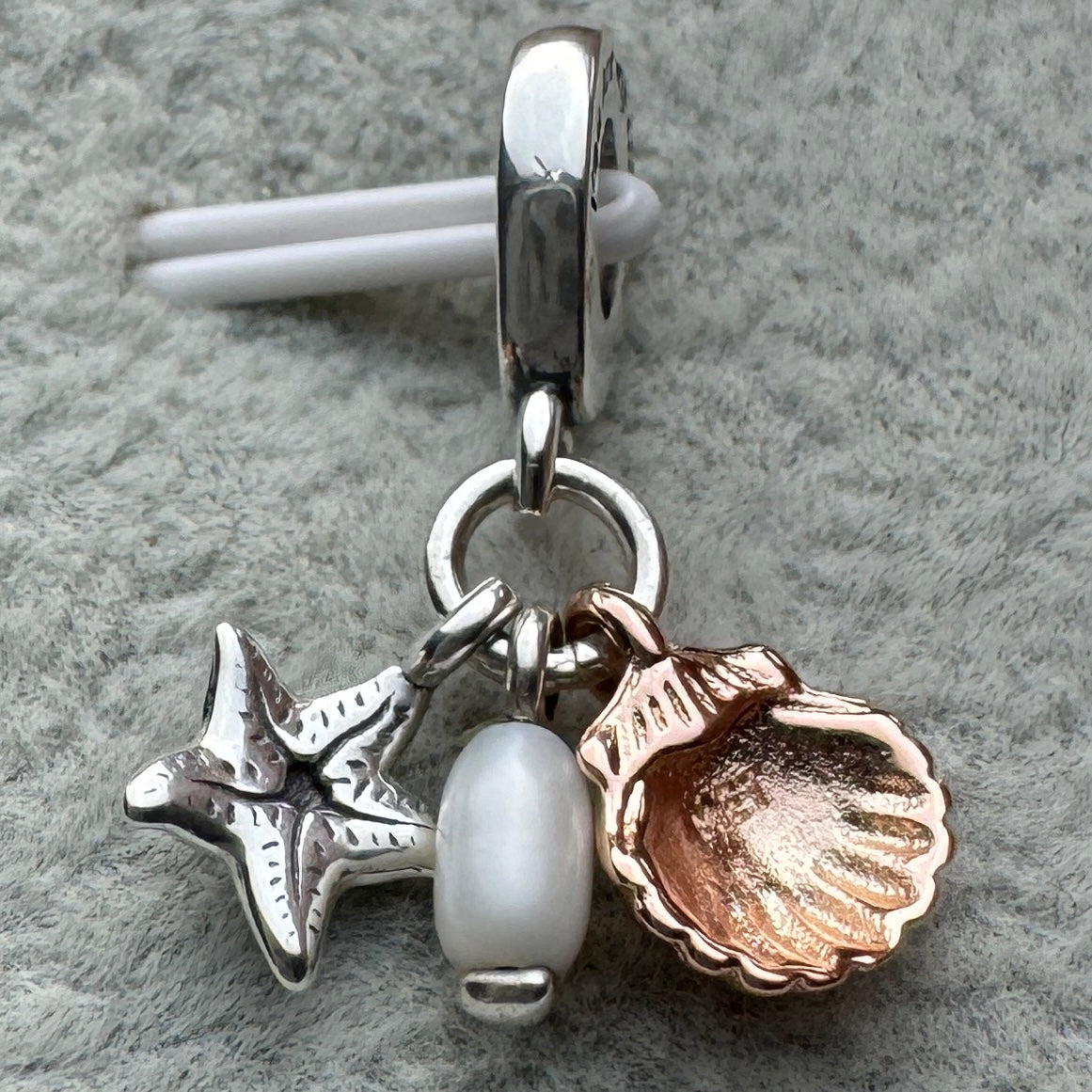 Charm Colgante Triple Mar Concha, Perla Y Estrella Pandora Vista Desde Atrás