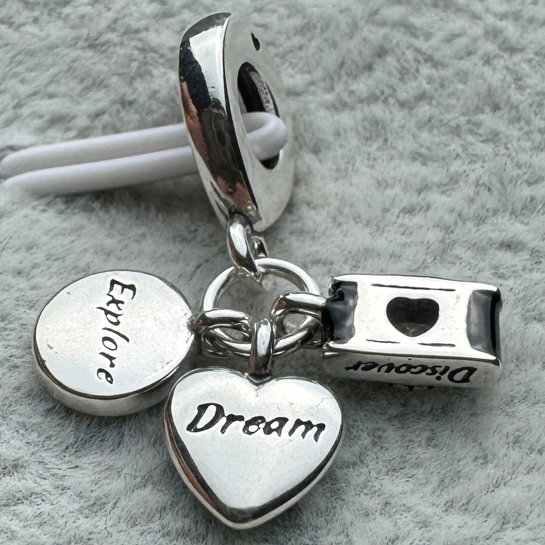 Charm Colgante Triple Viaje Cámara, Corazón Y Brújula Pandora Vista Desde Atrás