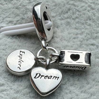Charm Colgante Triple Viaje Cámara, Corazón Y Brújula Pandora Vista Desde Atrás