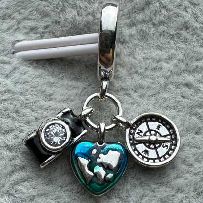 Charm Colgante Triple Viaje Cámara, Corazón Y Brújula Pandora Vista Frontal