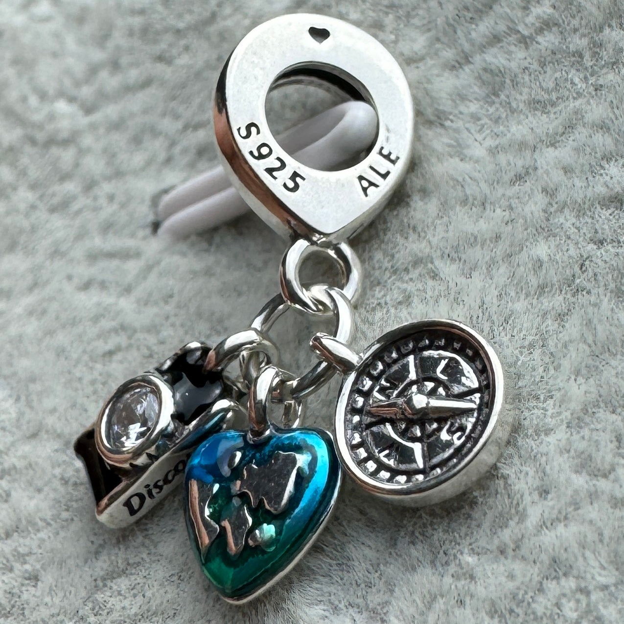 Charm Colgante Triple Viaje Cámara, Corazón Y Brújula Pandora Vista Lateral