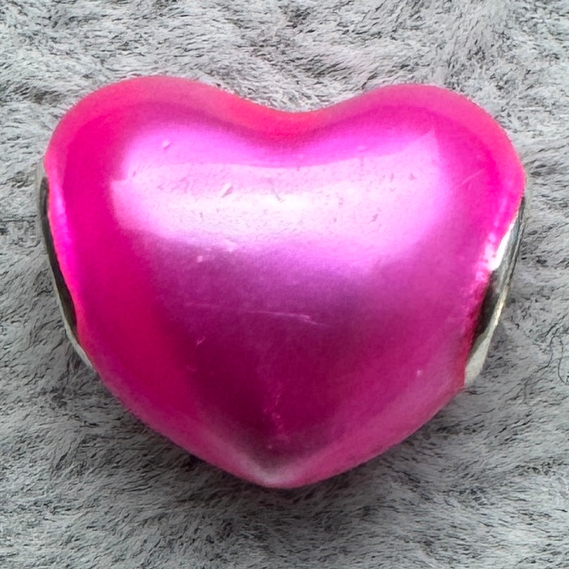 Charm Corazón Metálico Rosa Pandora Vista Frontal