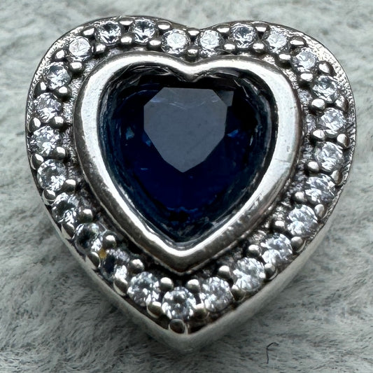 Charm Corazón Brillante Azul Pandora Vista Frontal