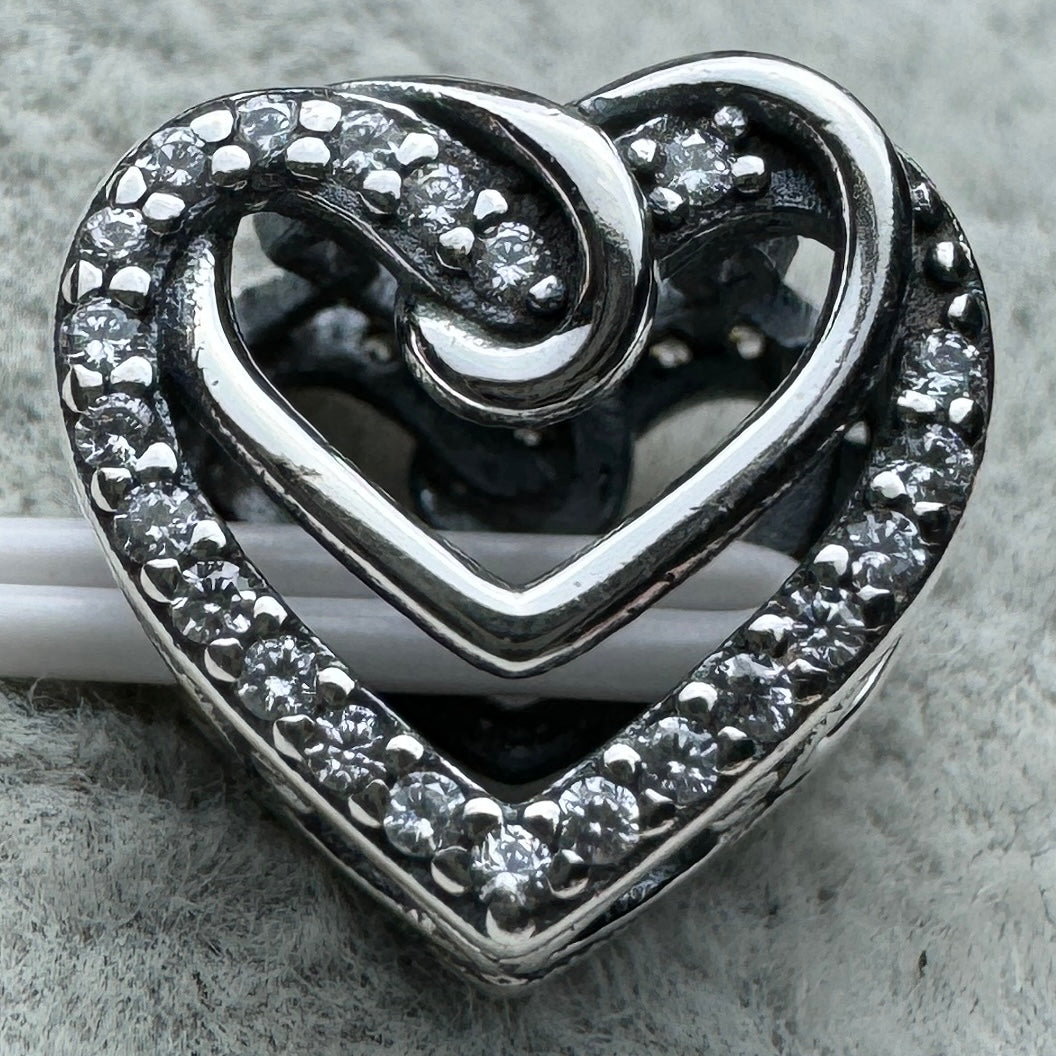 Charm Corazón Brillante Entrelazado Pandora Vista Frontal
