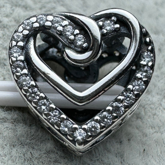 Charm Corazón Brillante Entrelazado Pandora Vista Frontal