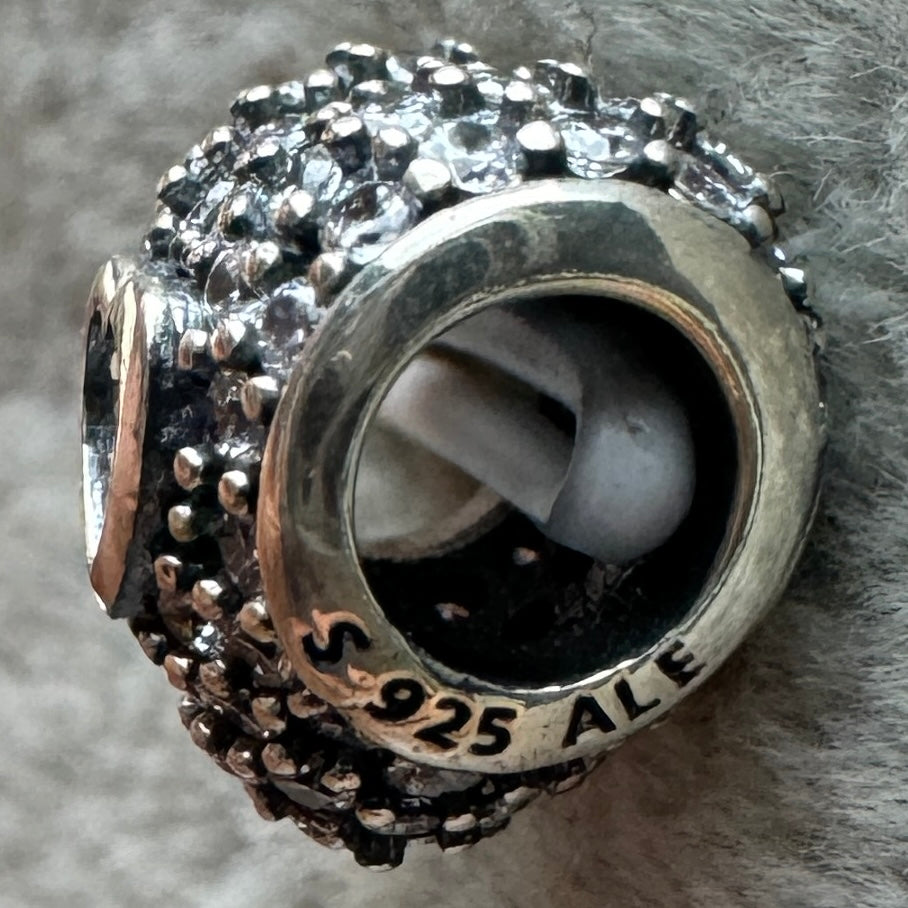 Charm Corazón Brillanté Pavé Pandora Vista Del Costado