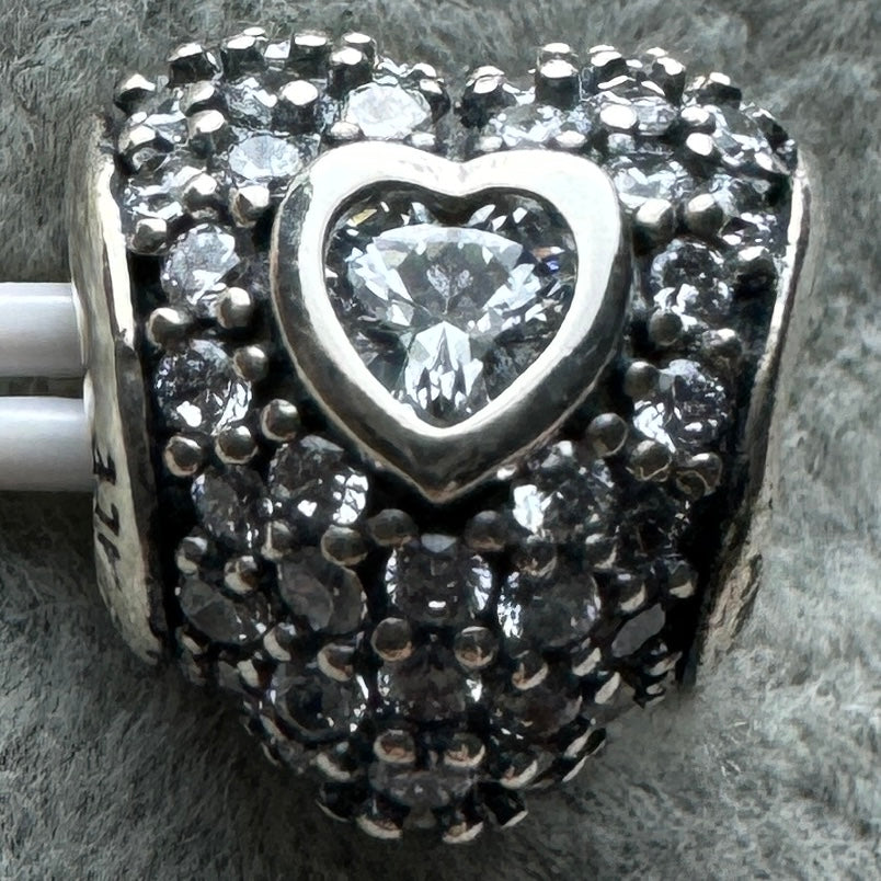 Charm Corazón Brillanté Pavé Pandora Vista Frontal