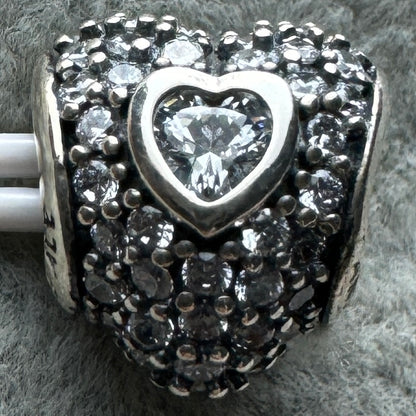 Charm Corazón Brillanté Pavé Pandora Vista Frontal