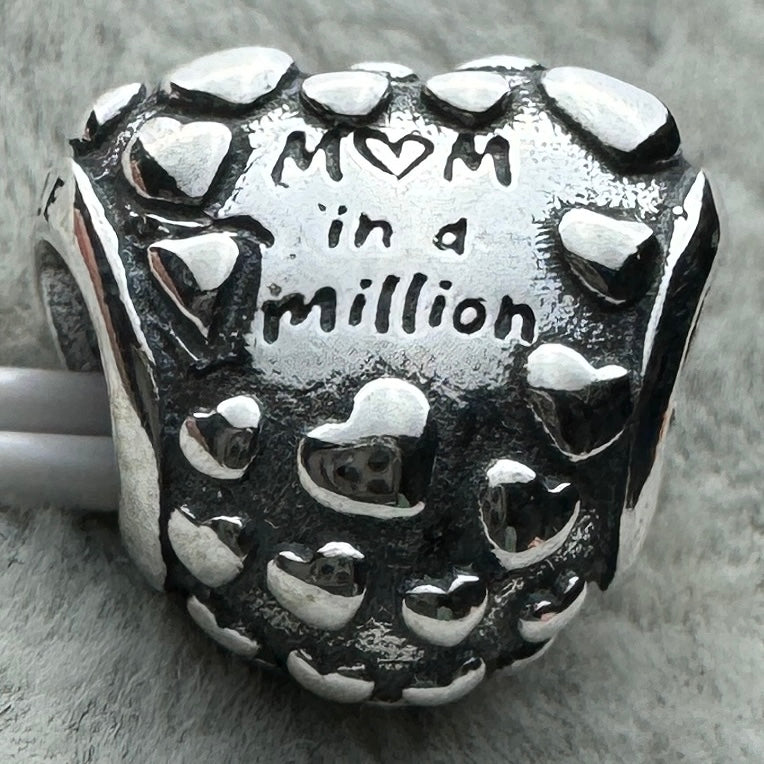 Charm Corazón Con Corazones Mamá En Un Millón Pandora Vista Desde Atrás