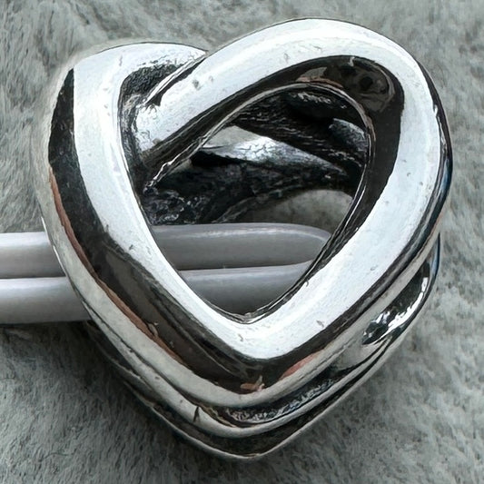 Charm Corazón Entrelazado Pandora Vista Frontal