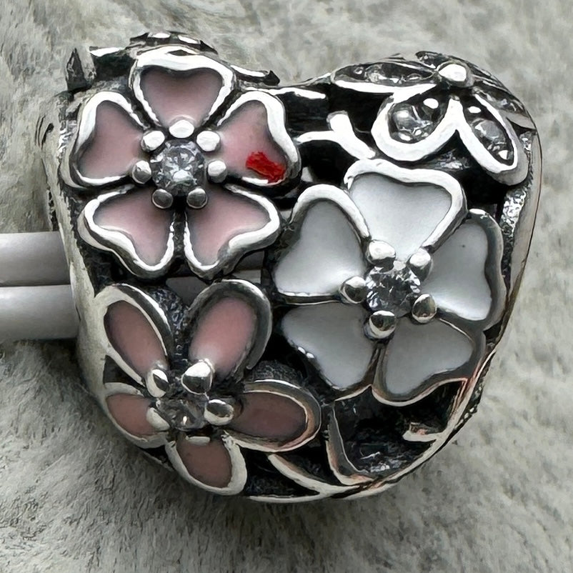 Charm Corazón Flores Rosas Y Blancas Pandora Vista Desde Atrás