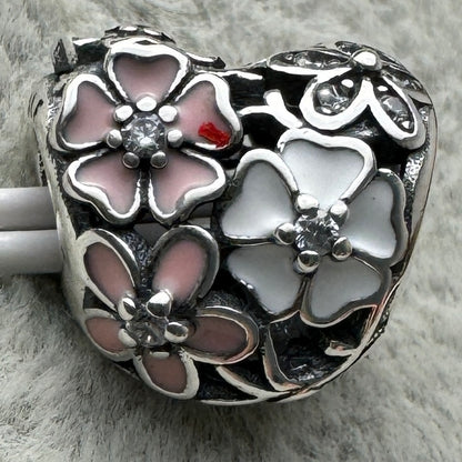 Charm Corazón Flores Rosas Y Blancas Pandora Vista Desde Atrás