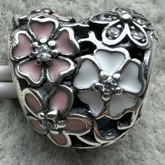 Charm Corazón Flores Rosas Y Blancas Pandora Vista Frontal