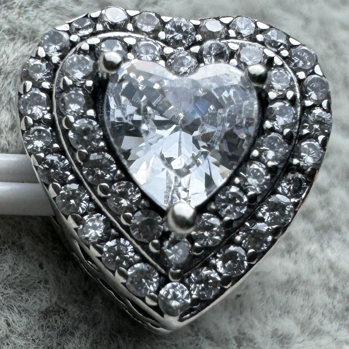 Charm Corazón Nivelado Brillante Pandora Vista Frontal