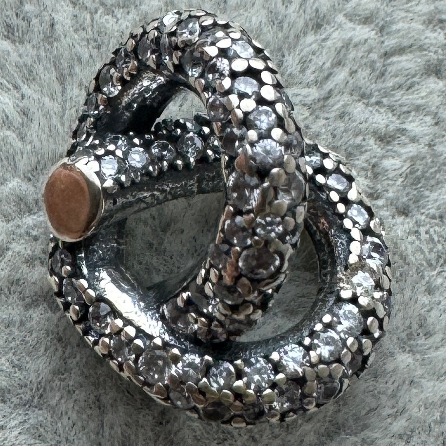 Charm Corazón Nudo Infinito Brillante Pandora Vista Frontal