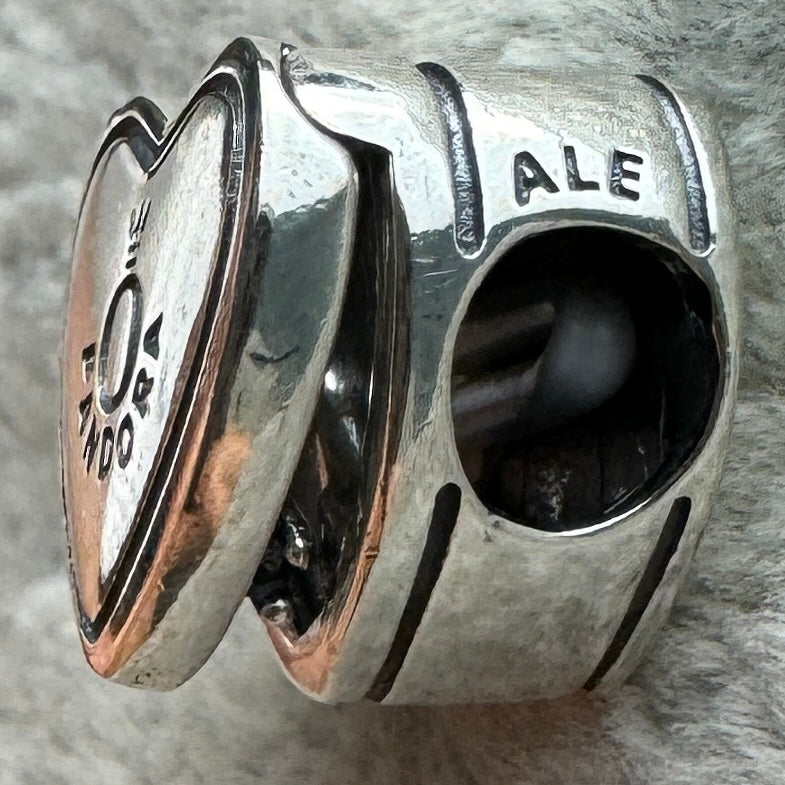 Charm Corazón Que Se Abre Y Muestra Anillo Pandora Vista Del Costado