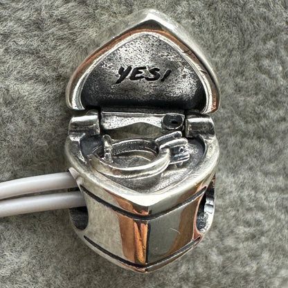 Charm Corazón Que Se Abre Y Muestra Anillo Pandora Vista Desde Arriba