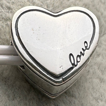 Charm Corazón Que Se Abre Y Muestra Anillo Pandora Vista Desde Atrás