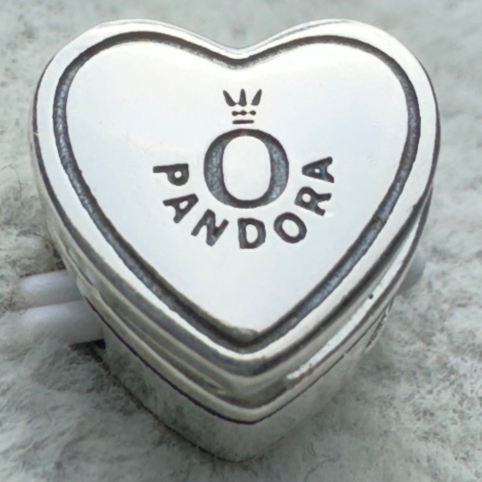 Charm Corazón Que Se Abre Y Muestra Anillo Pandora Vista Frontal