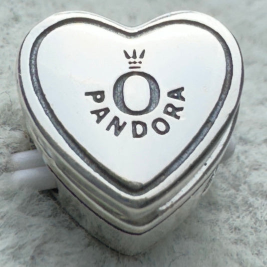 Charm Corazón Que Se Abre Y Muestra Anillo Pandora Vista Frontal