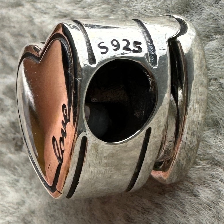 Charm Corazón Que Se Abre Y Muestra Anillo Pandora Vista Lateral