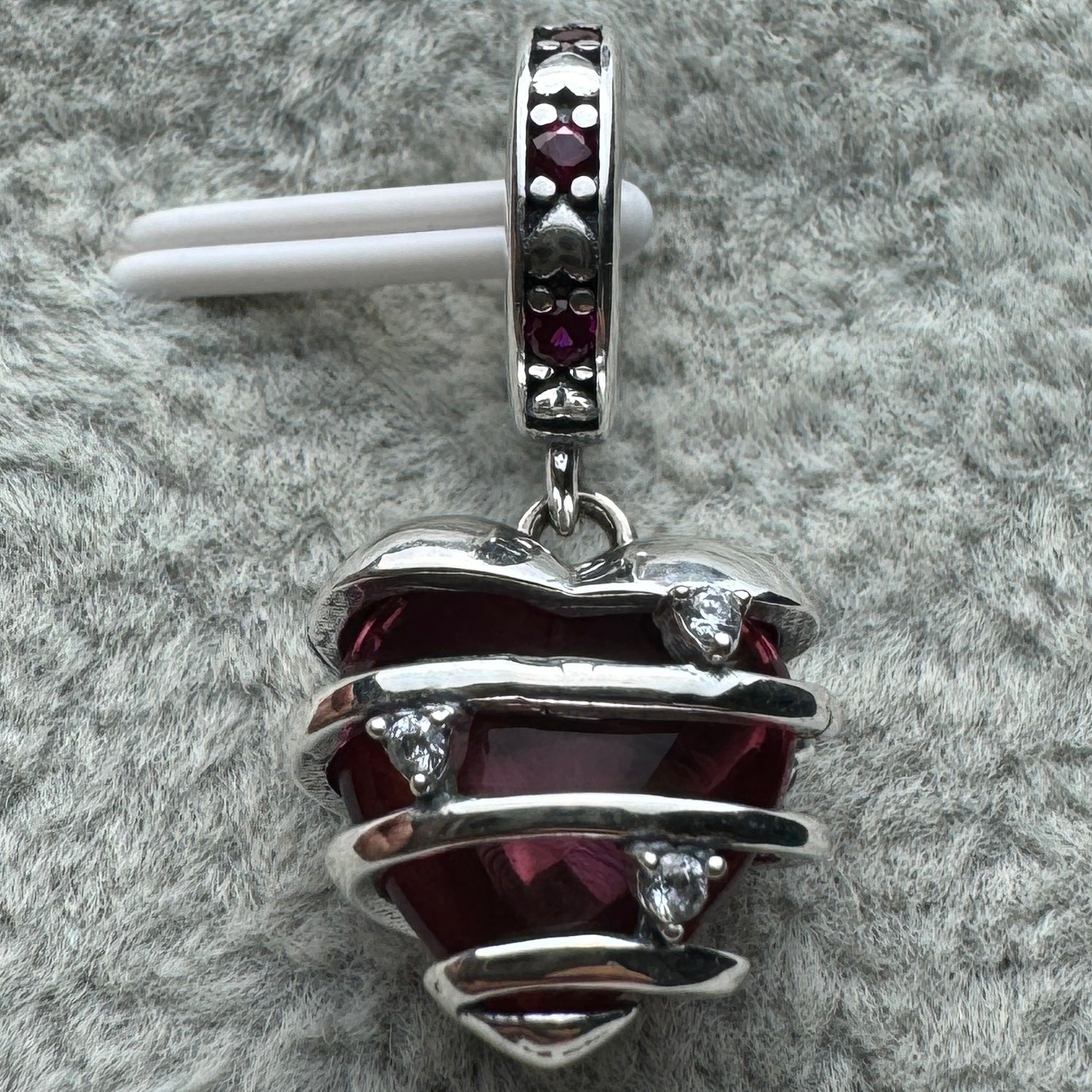 Charm Corazón Rosa Entrelazado Brillante Pandora Vista Frontal