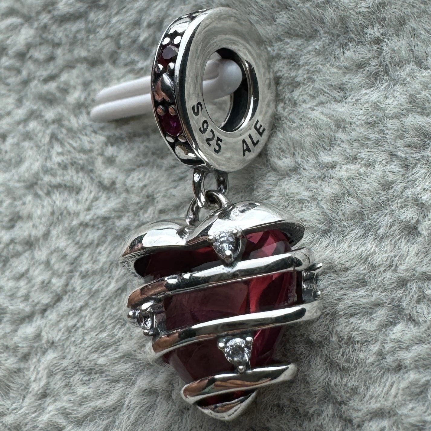 Charm Corazón Rosa Entrelazado Brillante Pandora Vista Lateral