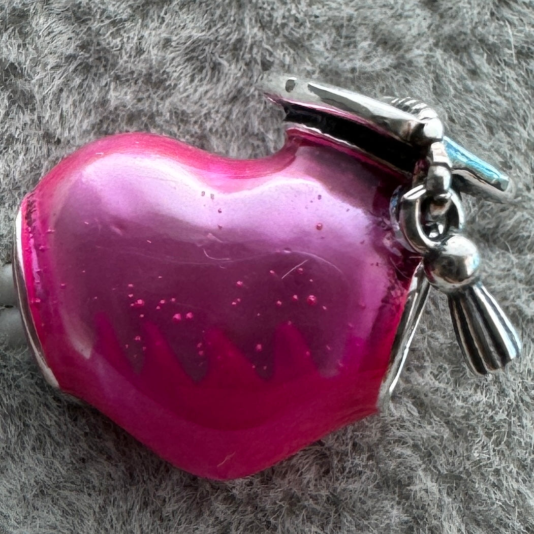 Charm Corazón Rosa Graduación 2025 Pandora Vista Desde Atrás