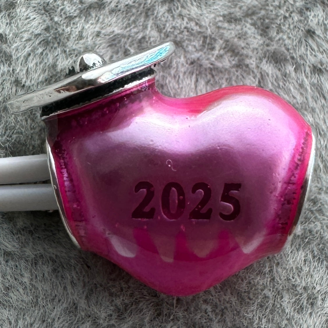 Charm Corazón Rosa Graduación 2025 Pandora Vista Frontal