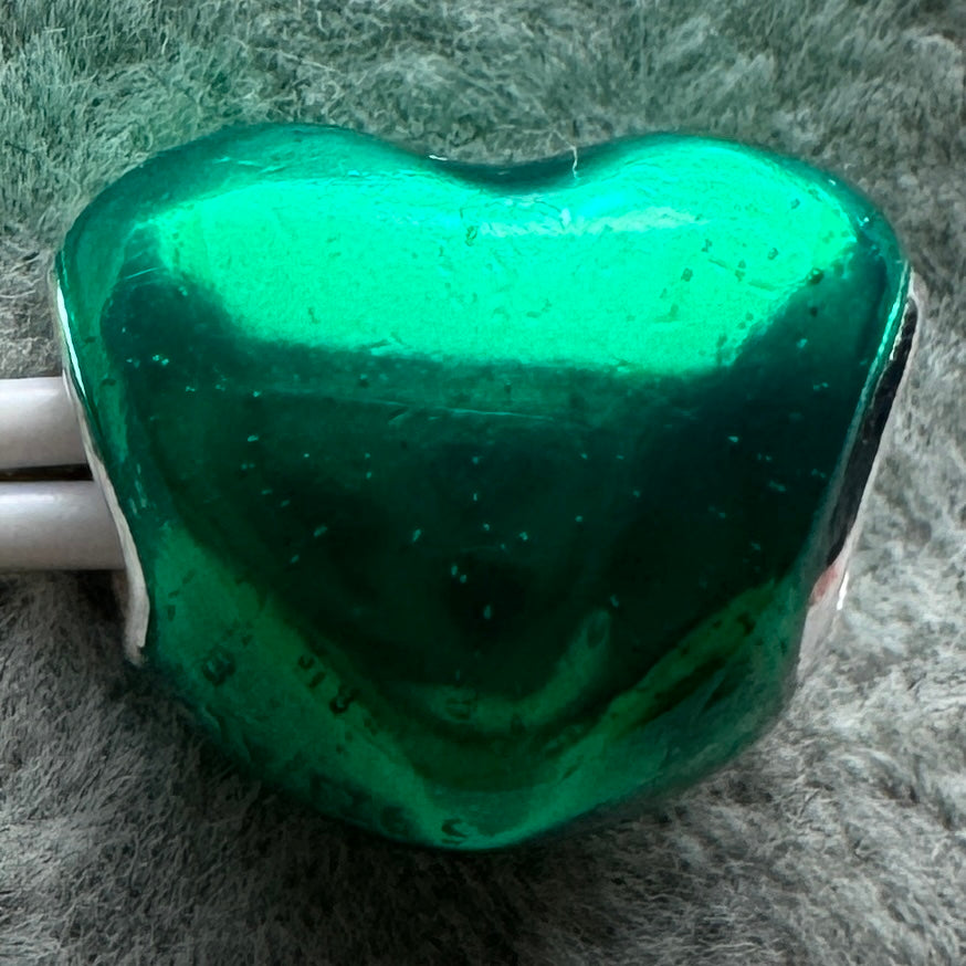 Charm Corazón Verde Metálico Pandora Vista Desde Atrás