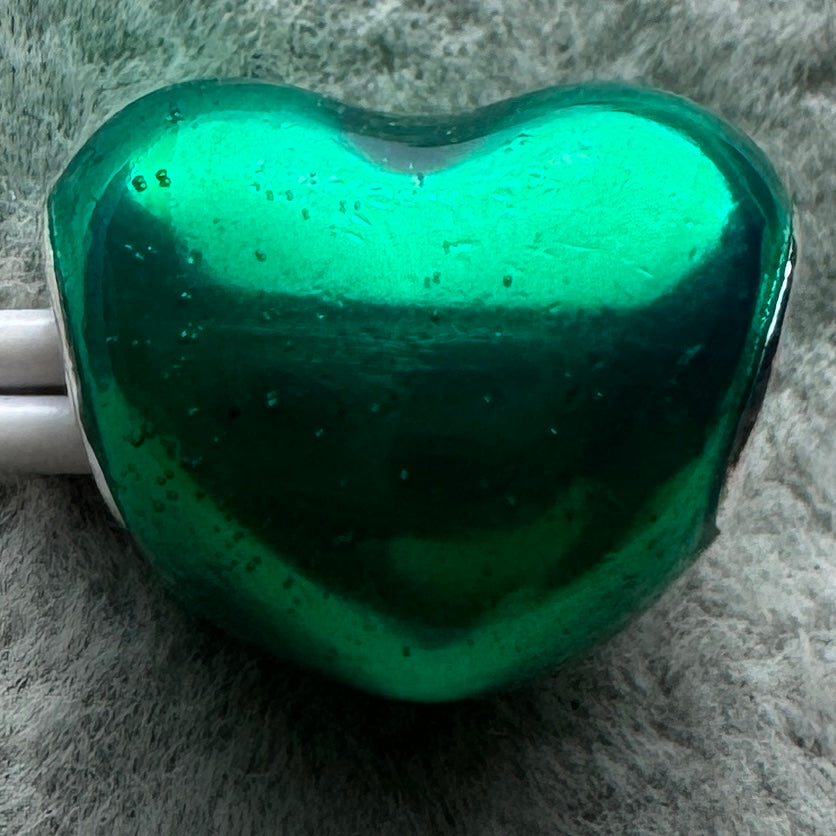 Charm Corazón Verde Metálico Pandora Vista Frontal