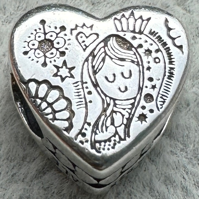 Charm Corazón Virgen Guadalupe Pandora Vista Frontal