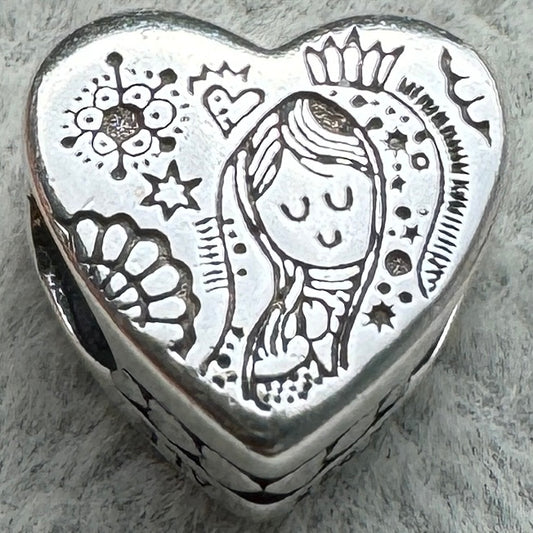 Charm Corazón Virgen Guadalupe Pandora Vista Frontal