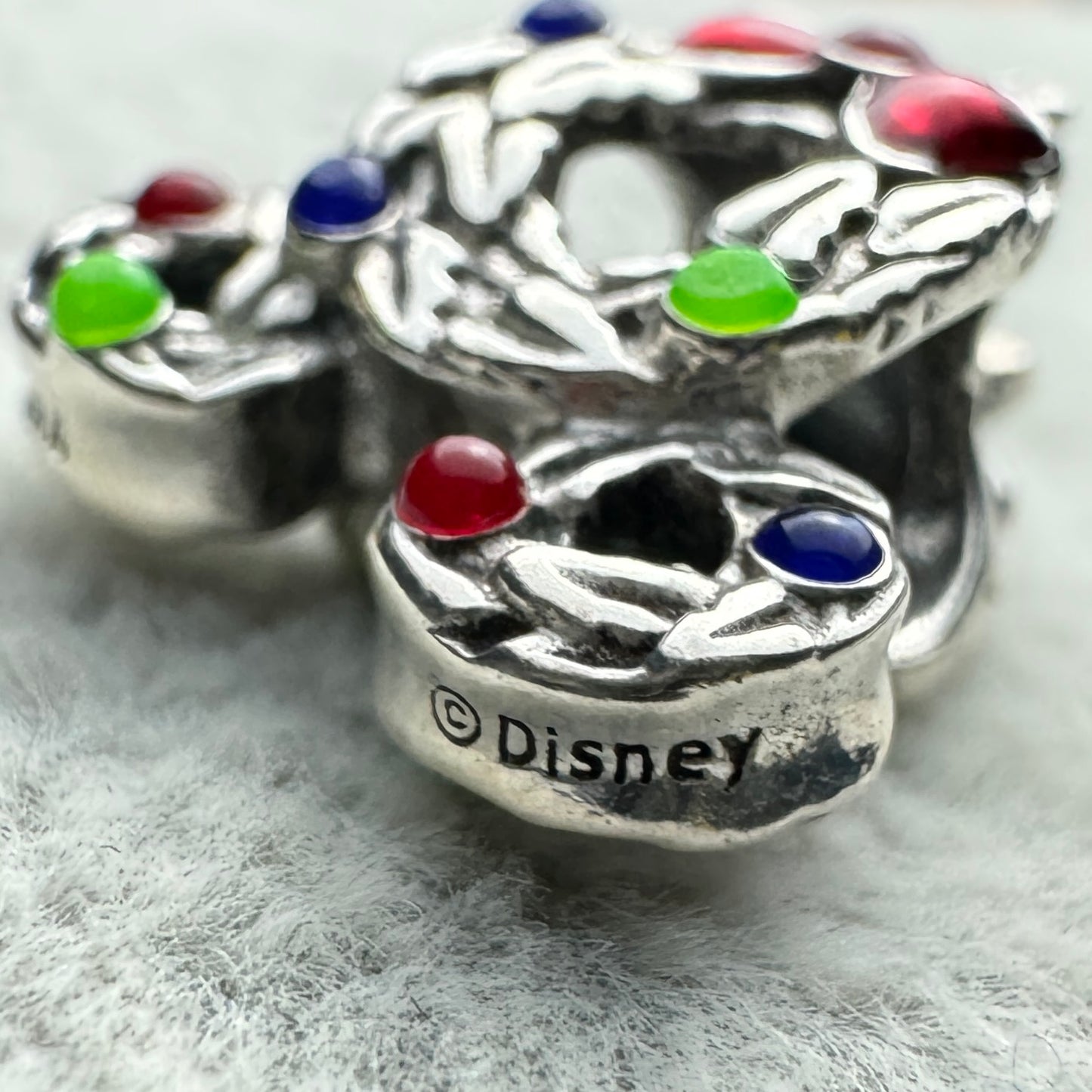 Charm Corona Navideña De Mickey Mouse Disney Pandora Vista Del Costado
