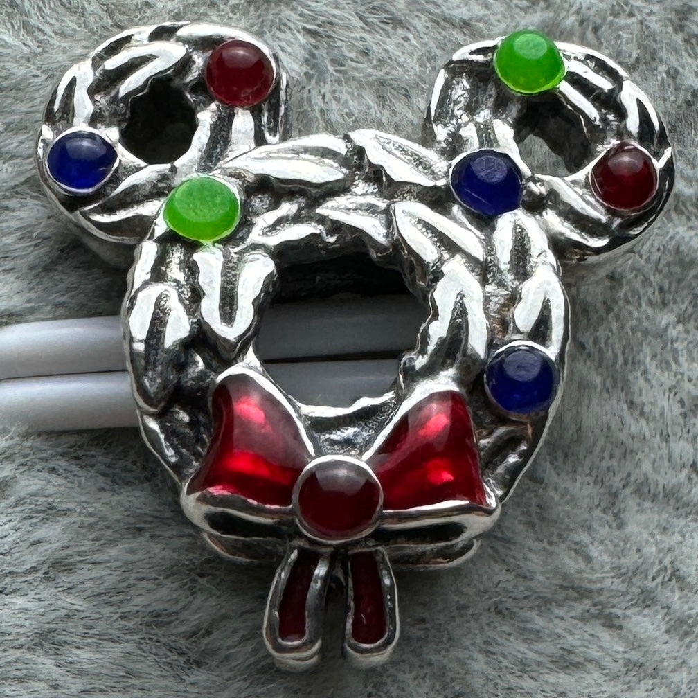 Charm Corona Navideña De Mickey Mouse Disney Pandora Vista Desde Atrás