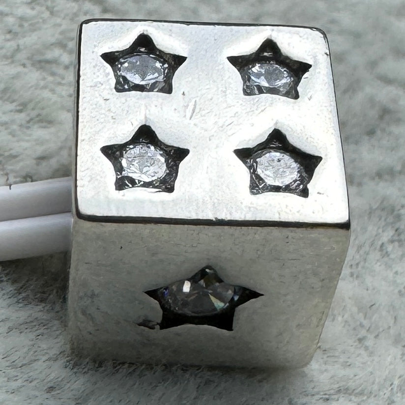 Charm Dado De La Suerte Pandora Vista Frontal