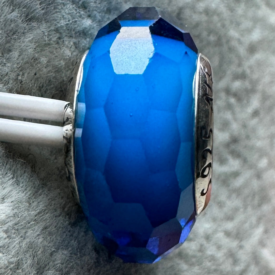 Charm De Cristal De Murano Facetado Azul Pandora Vista Desde Atrás