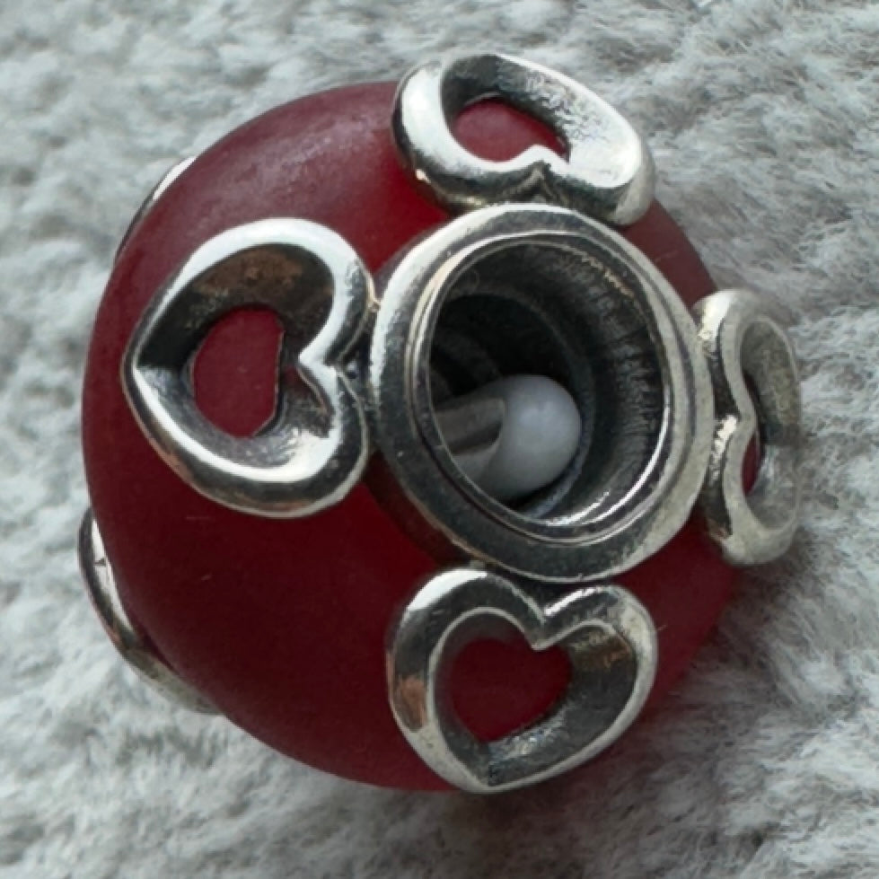 Charm De Cristal De Murano Rojo Helado Y Corazones Pandora Vista Del Costado