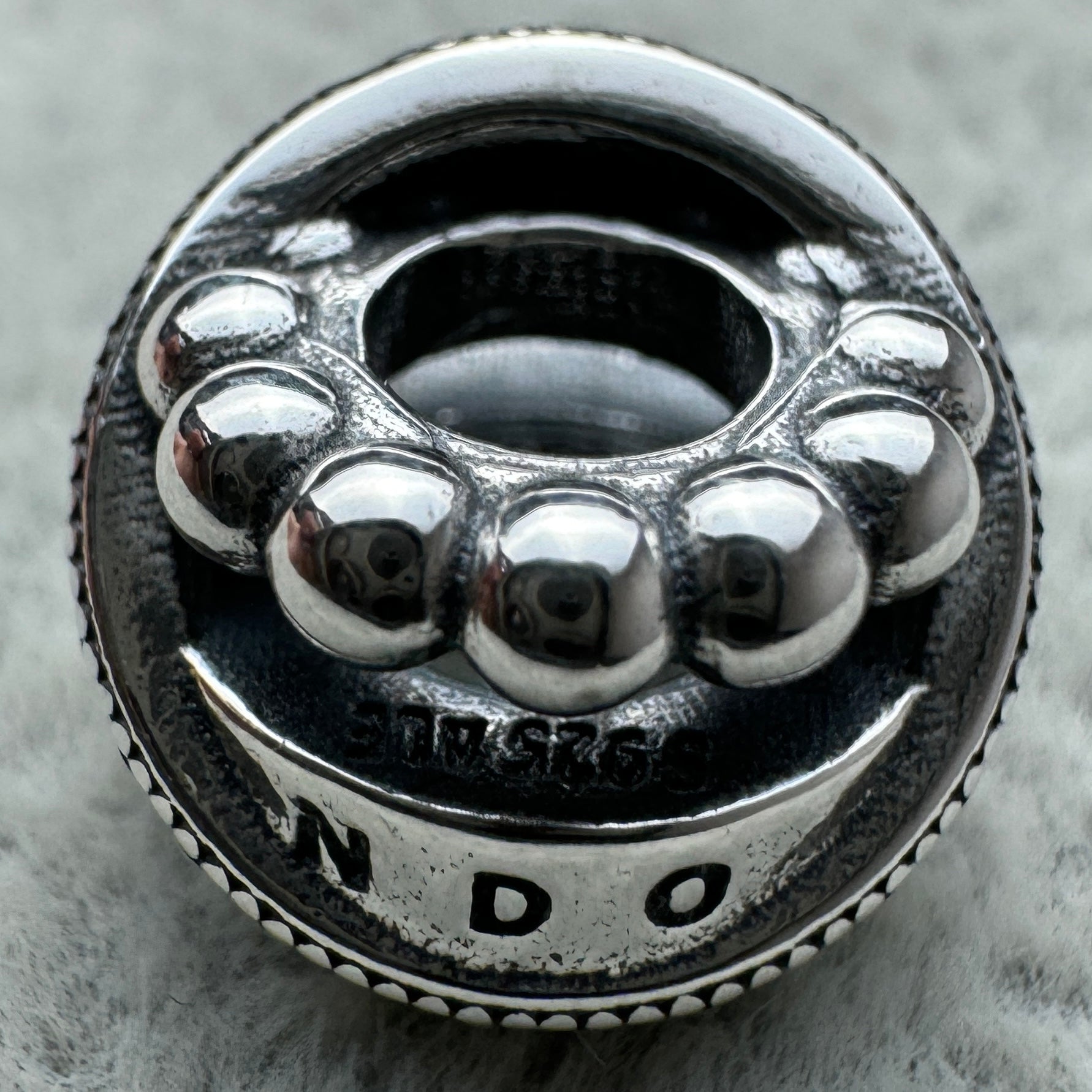 Charm Esfera Logotipo Brillante Pandora Vista Desde Arriba