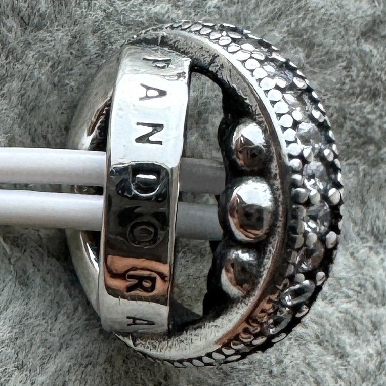 Charm Esfera Logotipo Brillante Pandora Vista Frontal